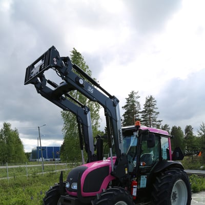 Valtras rosa traktor till stöd för Bröstcancerfonden.