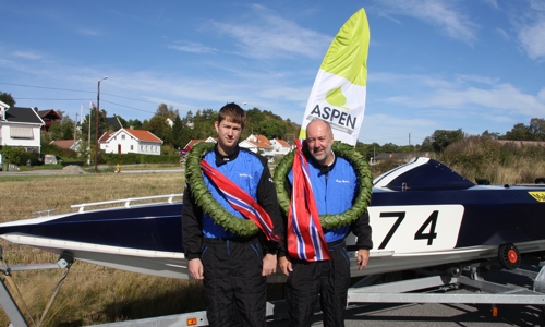 Norgesmestrene Ole Johan og Bengt Quarsten foran vinnerbåten