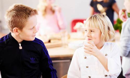 skollunch i matsalen