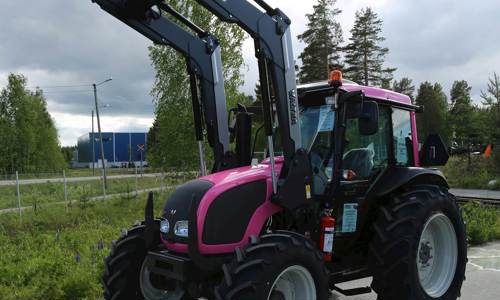 Valtras rosa traktor till stöd för Bröstcancerfonden.