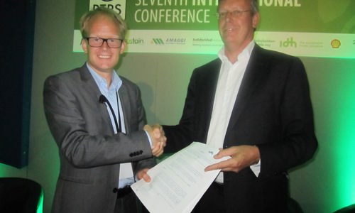 Claes Johansson Lantmännen och Jan Nicolai, program ansvarig på IDH signerade avtalet under den nyligen avslutade RTRS-konferensen i London. 