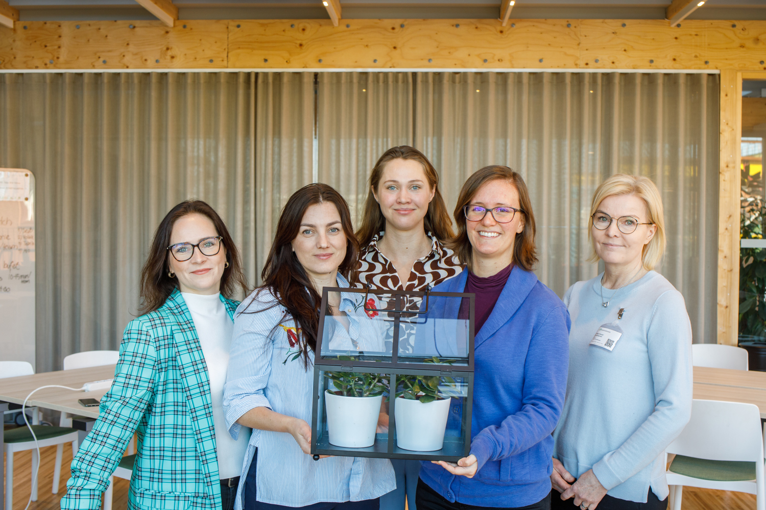 Äio teamet Anni Talts (Unibake), Evelyn Lumi (Äio), Solja Pietiäinen (Lantmännen Group R&D), Luisa Nora (Äio) och Maija Kauppi (Unibake). Aino Kiiskinen (Unibake) saknas från bilden.